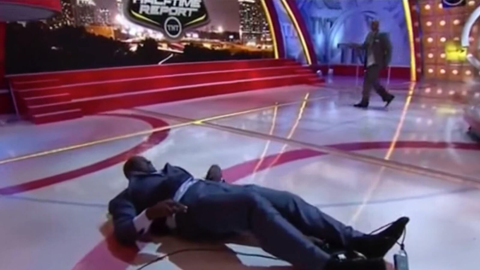 articles/2015/05/07/shaq-trips-on-halftime-report-set/150507-viralvid-shaq-tease_g7oigf