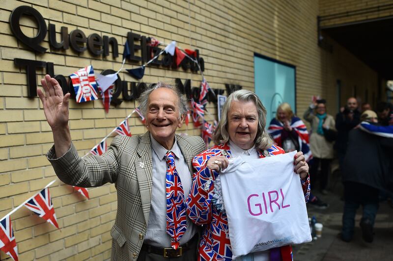 galleries/2015/05/02/royal-baby-excitement-blankets-london-photos/150502-royal-baby-girl-07_sk4tpp