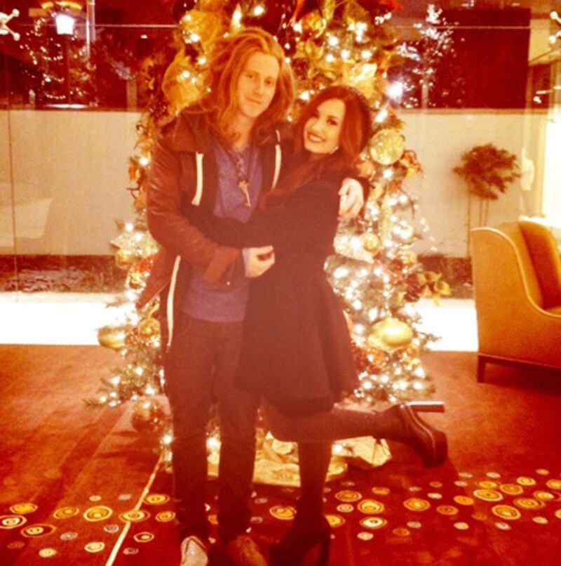 galleries/2011/12/04/taylor-swift-victorias-secret-and-more-celebrity-twitter-photos/celeb-twit-pics-demi_zie3eu