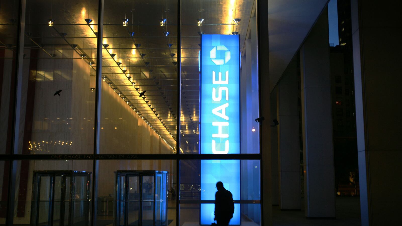 cheats/2013/08/18/jpmorgan-investigated-for-bribery/130818-JPMorgan-cheat_qcea7w