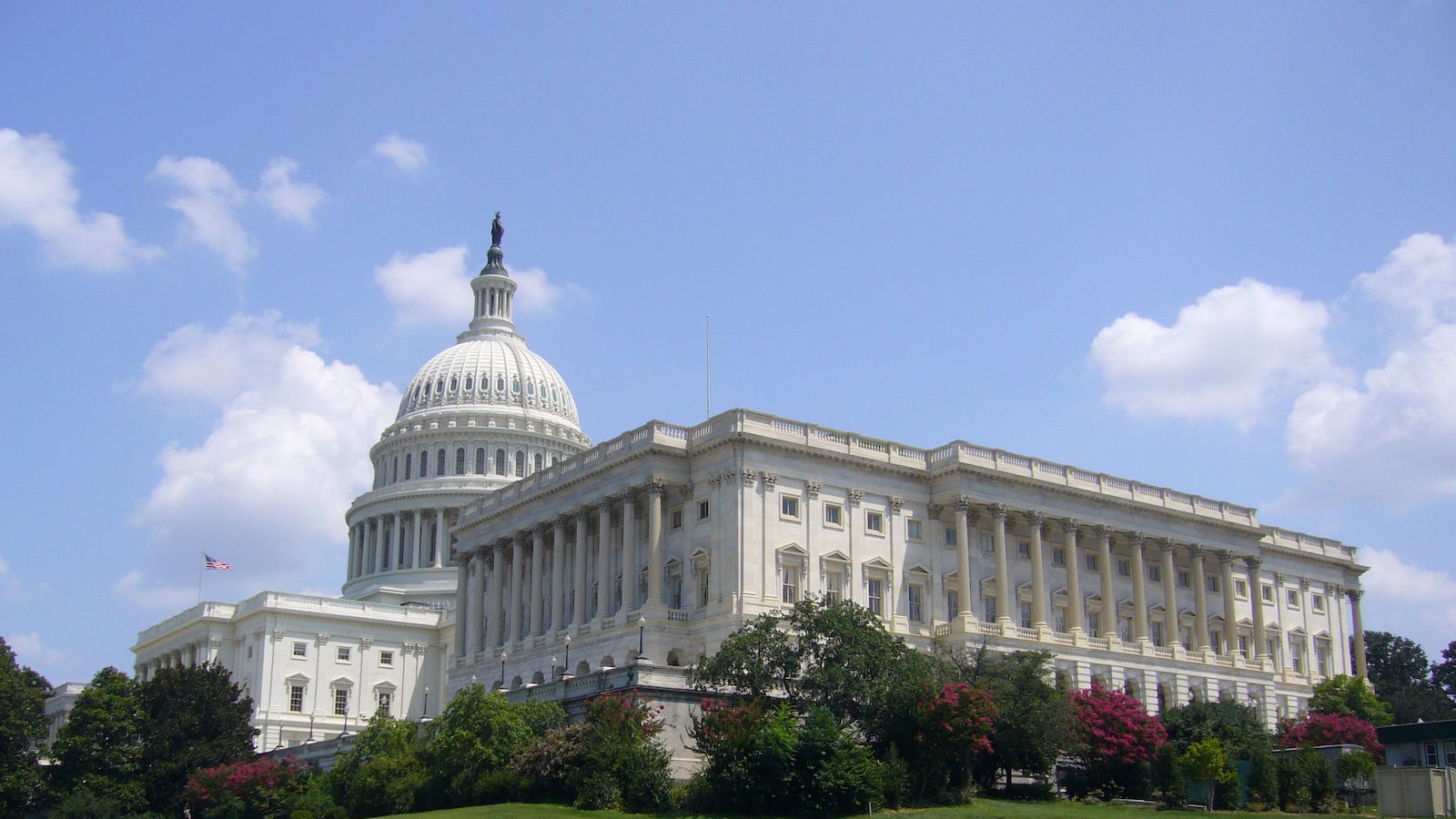 cheats/2016/03/28/shooting-reported-at-u-s-capitol/160328-capitol-shooting-cheat_evr0o0