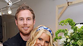 cheats/2010/11/14/jessica-simpson-is-engaged/simpson-johnson_hksh3z