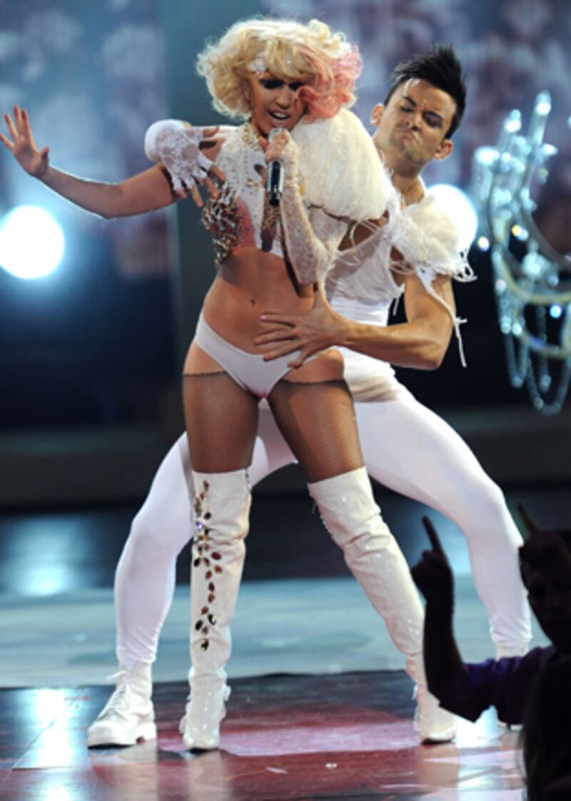 galleries/2009/09/16/lady-gaga-s-fashion-week/cisneros-gaga-10-1_tpipmq