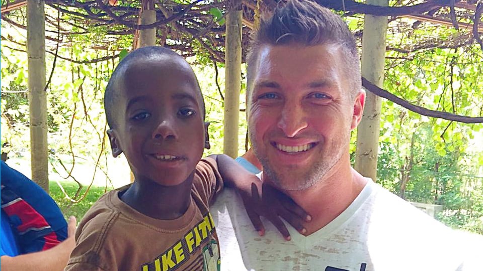 articles/2016/06/01/amateurs-play-doctor-for-world-s-poor/160531-fu-medical-volunteerism-tease_efb83t