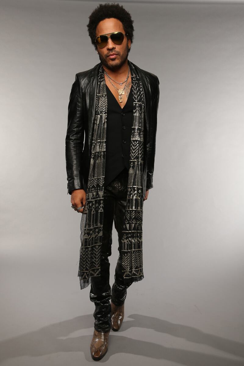 galleries/2013/06/06/backstage-at-the-2013-cmt-music-awards-photos/lennykravitz_bepeb6