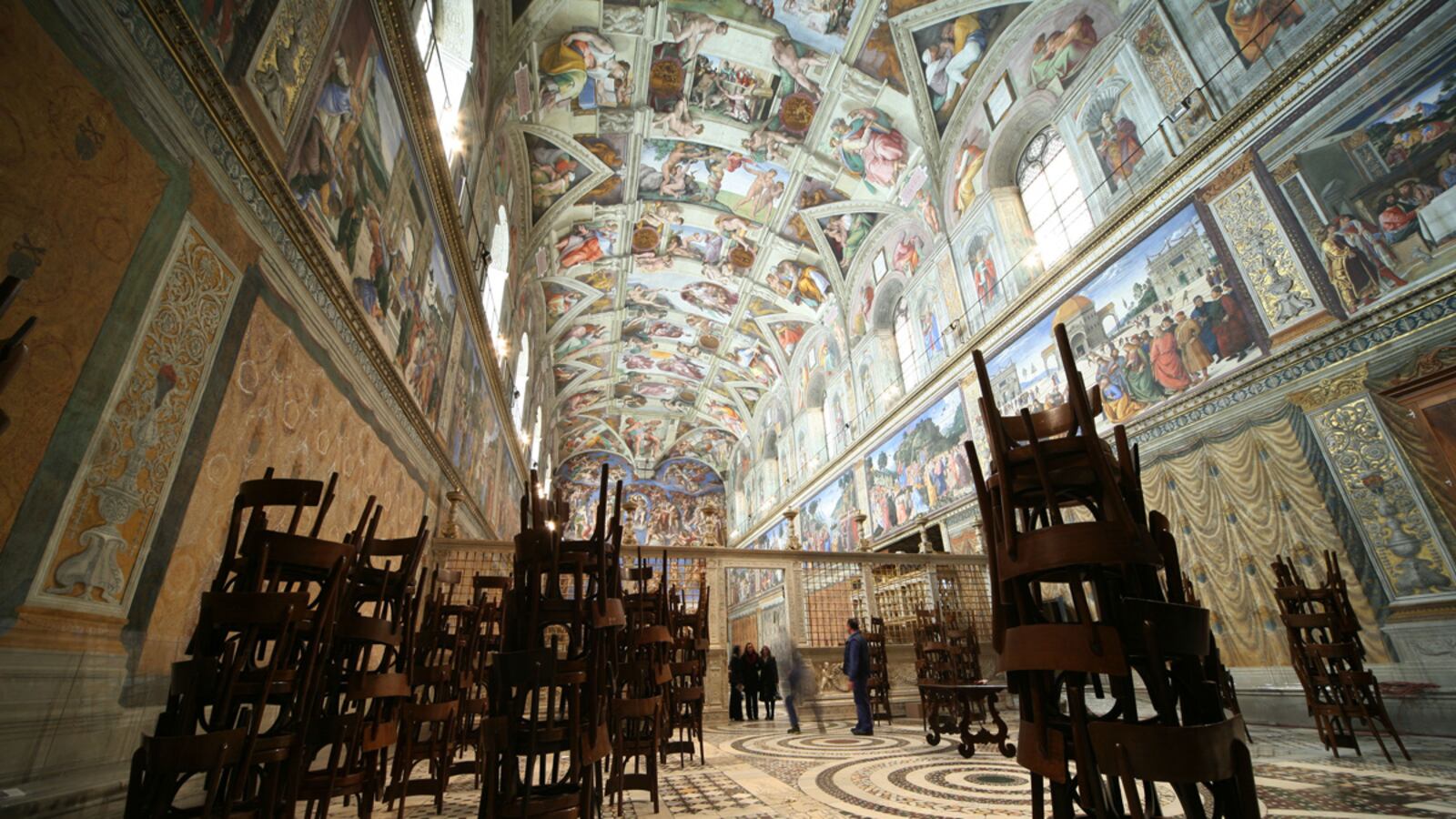 articles/2012/10/06/sistine-chapel-and-other-roman-landmarks-damaged-by-tourists/sistine-chapel-tourists-nadeau-tease_ajjpwt