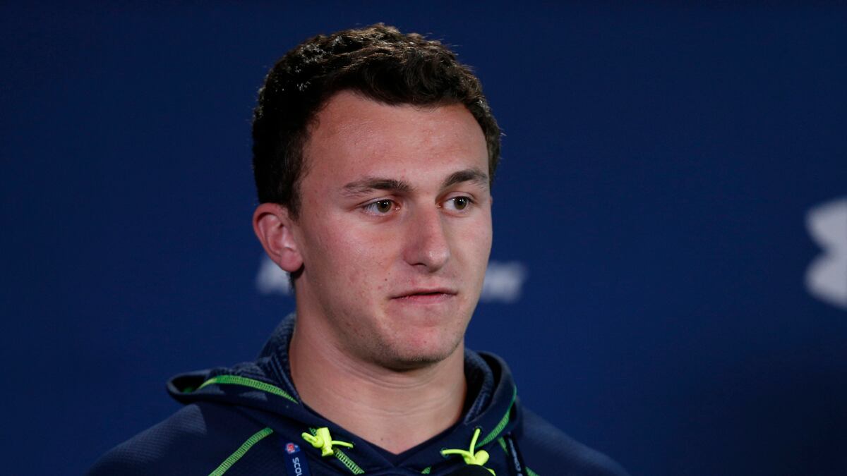 cheats/2015/06/01/johnny-manziel-hurls-water-bottle-at-fan/150601-manziel-cheat_f7hdjm