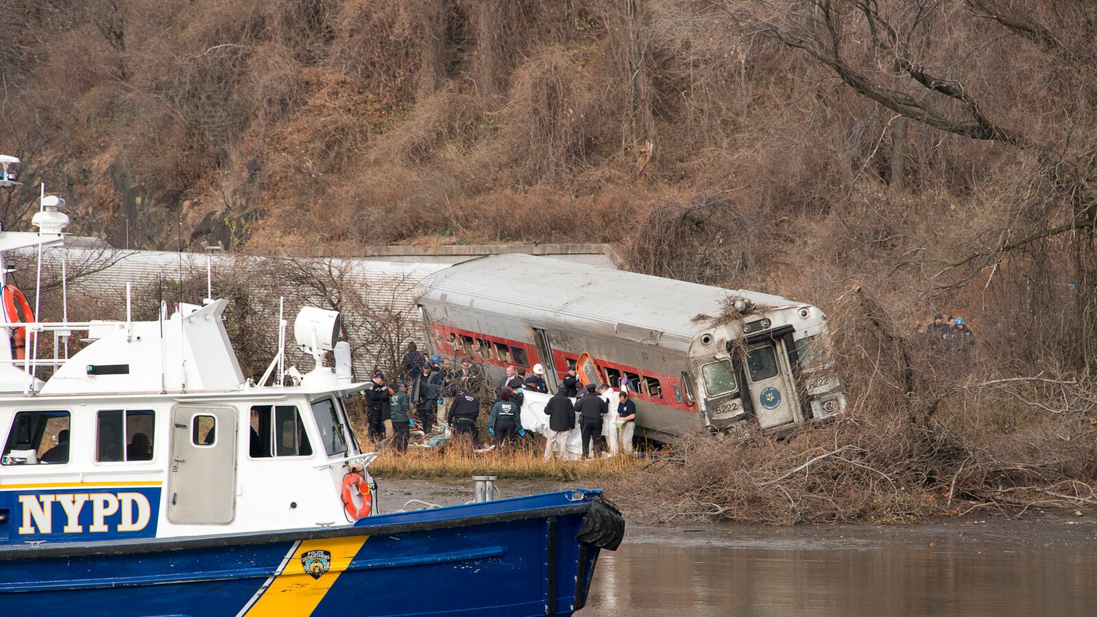 articles/2013/12/01/four-dead-in-nyc-train-derailment-tweets-photos-more/131201-train-derailed-storify-tease_opvfce