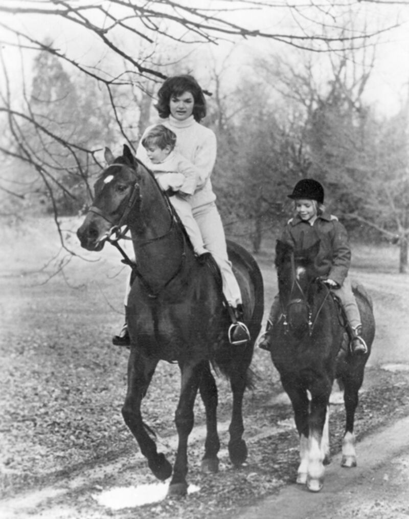 galleries/2010/10/07/women-on-horses/women-on-horses---jackie-o_akyblk