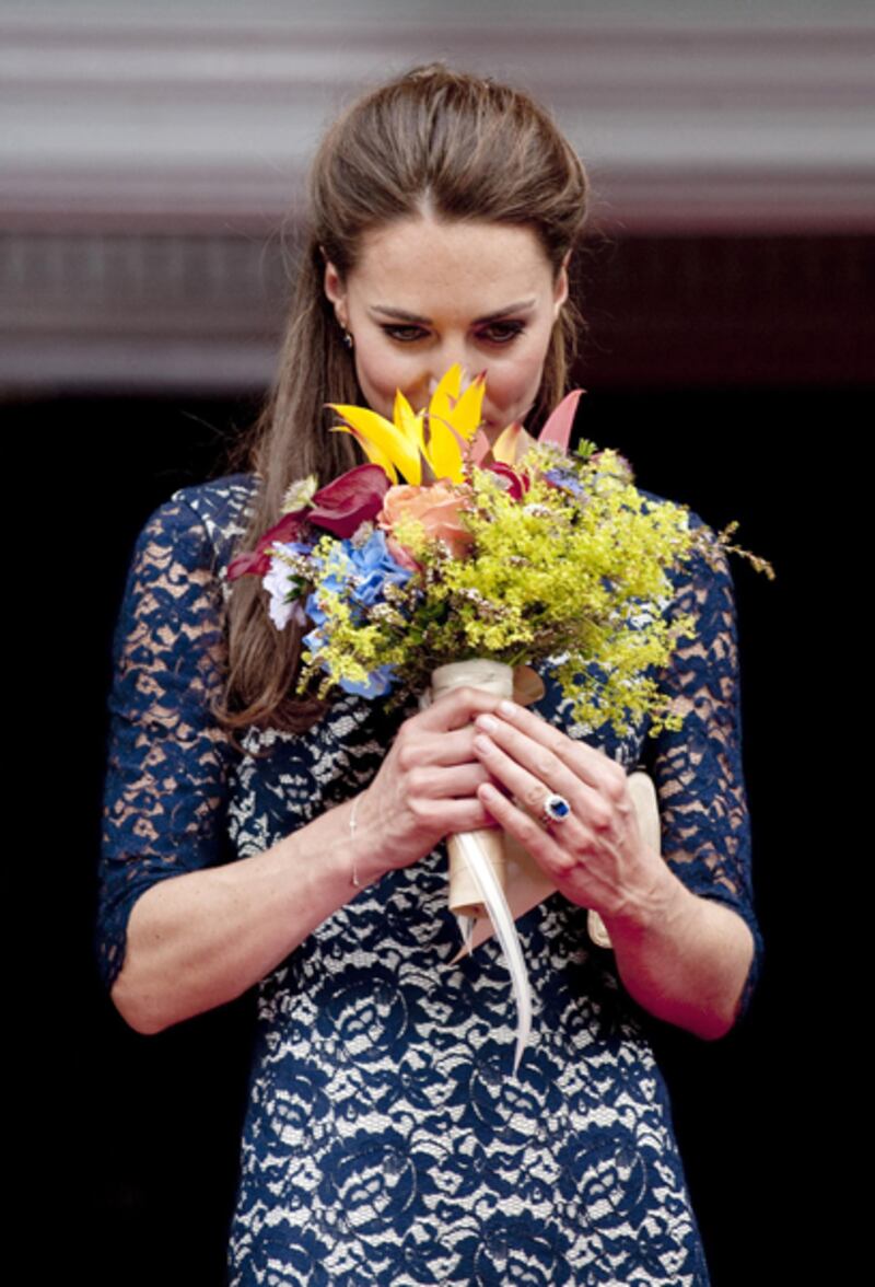 galleries/2010/12/10/kate-middleton-lookbook/royal-tour-canada-kate-flowers_bogk3z
