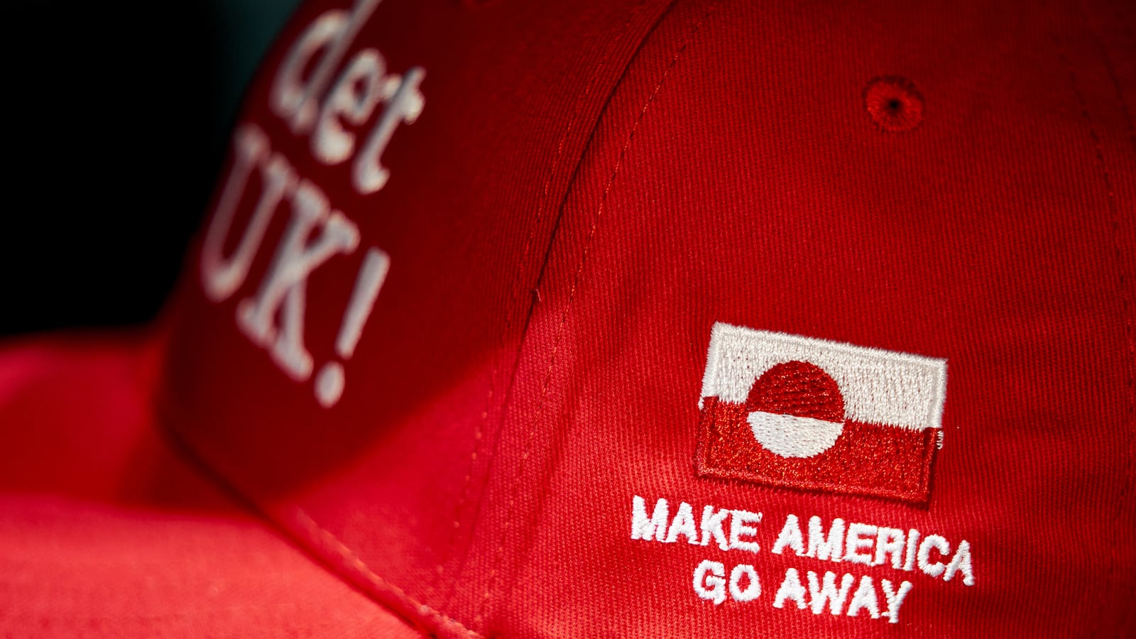 The Anti-MAGA cap "Nu det NUUK!" is on display in the clothing store McKorman. The message "Nu er det NUUK!" and "Make America go away" is embroidered on the cap.