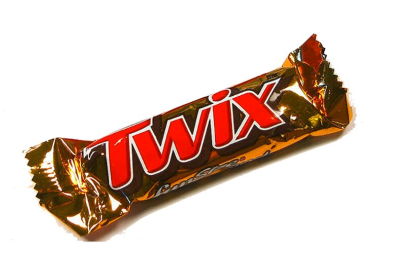 galleries/2011/10/14/most-fattening-halloween-candy-snickers-twix-kit-kat-candy-corn-photos/deadliest-halloween-candy-most-fattening-gal-twix-2_o9xp7q