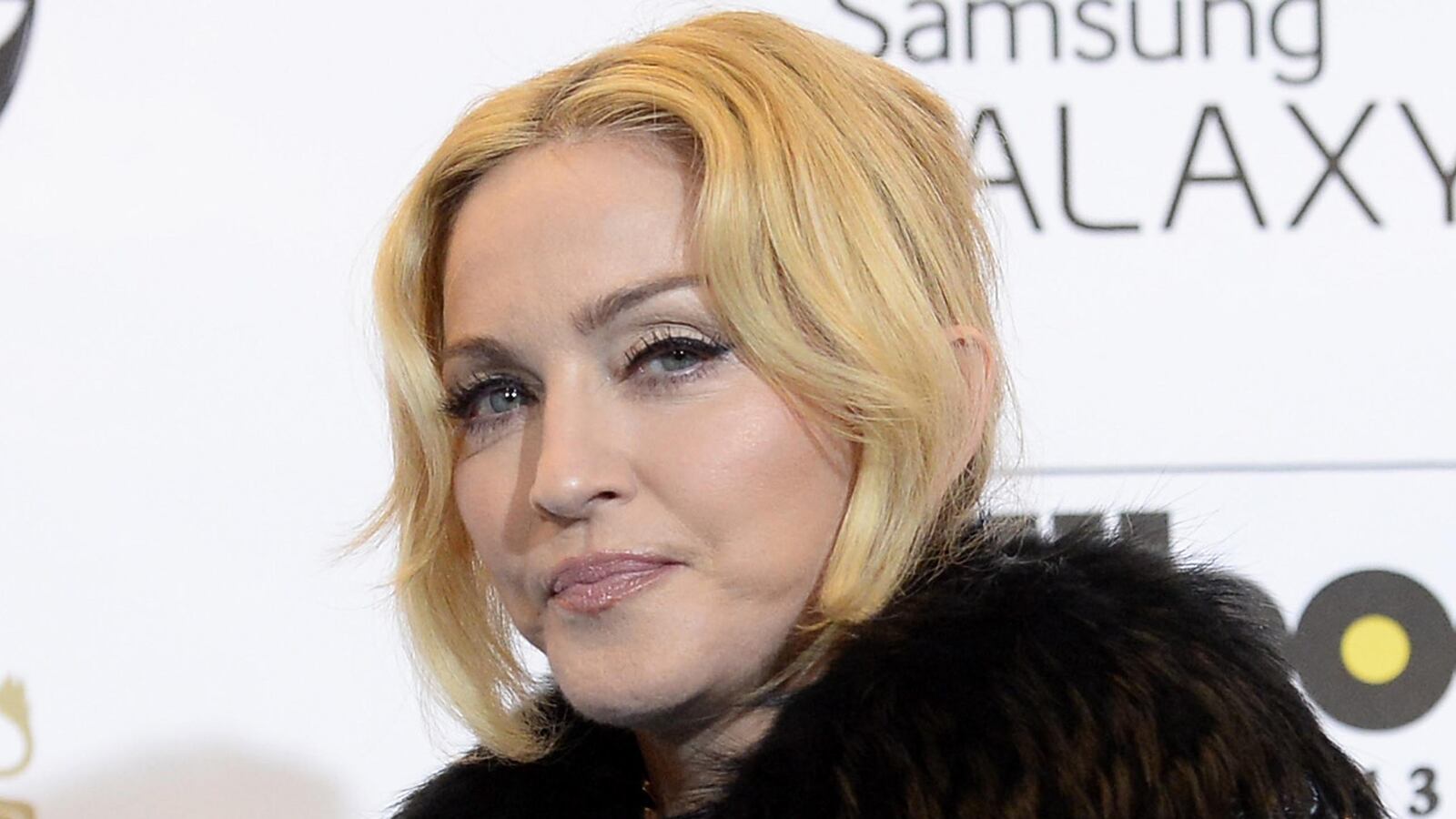 cheats/2013/10/14/austin-theatre-chain-bans-madonna/131014-madonna-texting-cheat_m5owa5