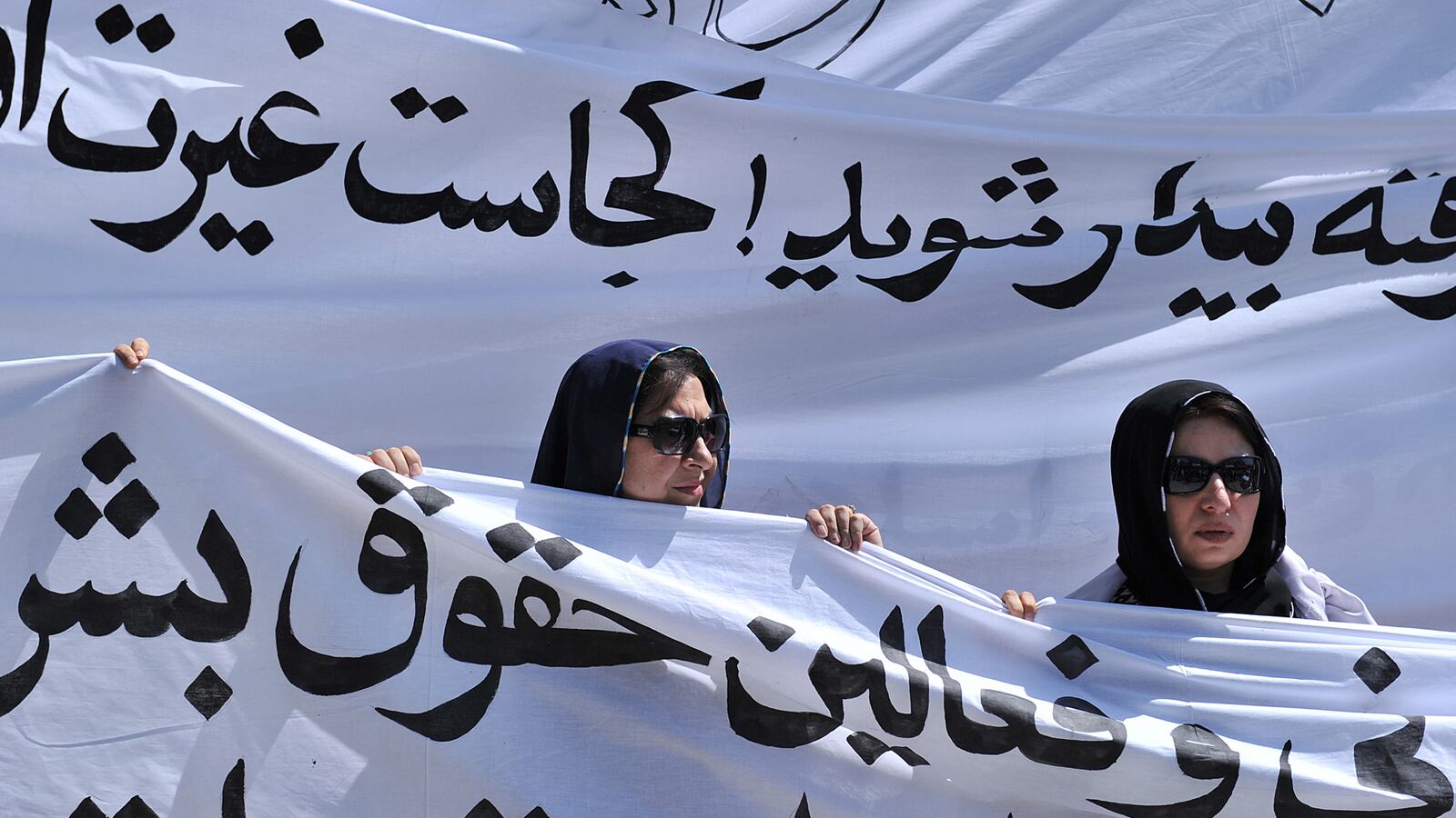 articles/2012/07/11/taliban-execution-of-afghan-woman-causes-outraged-activists-to-mobilize/lemmons-afghan-march-woman-execution-embed_qeyplv
