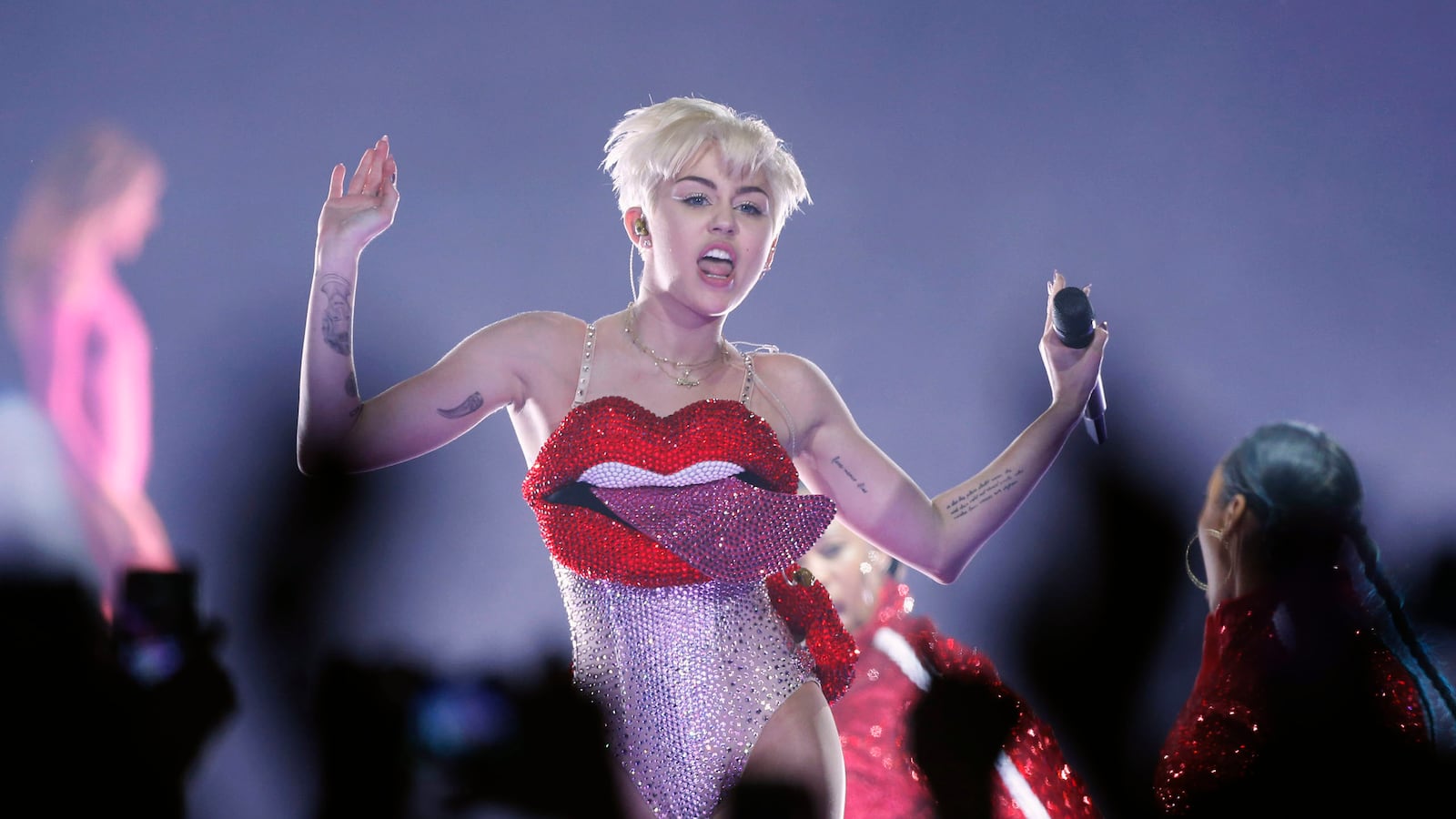 articles/2014/09/03/miley-cyrus-goes-to-war-against-the-dominican-republic-government/140903-suebsaeng-miley-tease_ex7gc9