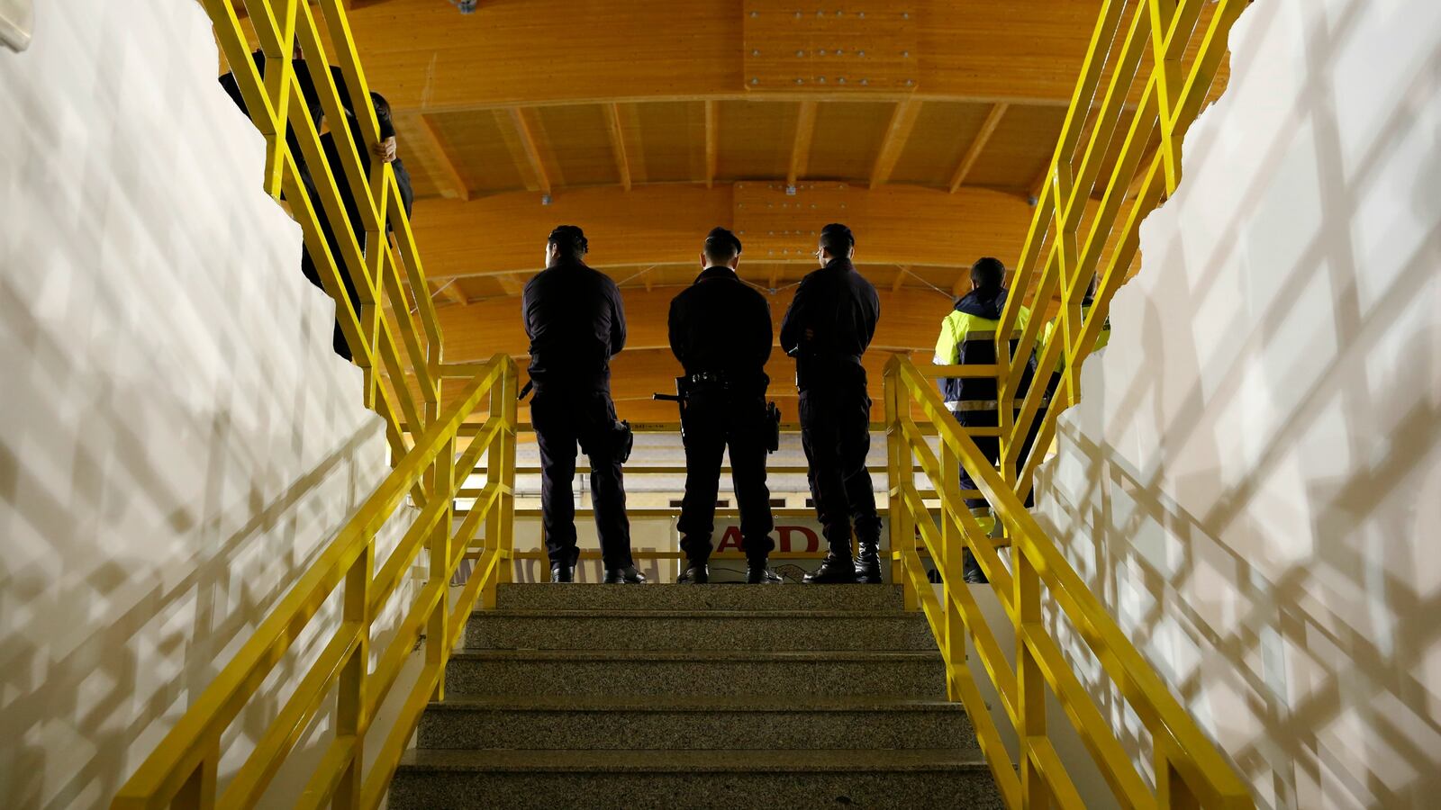 170909-students-italian-police-allegations-cheat_ehkjeb