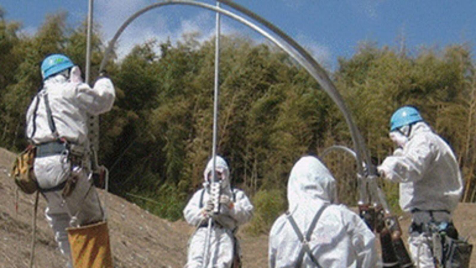cheats/2011/03/24/two-fukushima-workers-hospitalized/japan-nuclear-workers_xule90
