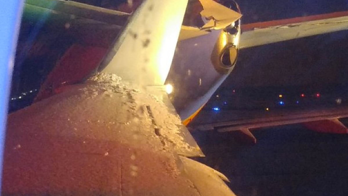 cheats/2016/02/17/two-planes-collide-at-detroit-airport/160217-plane-hit-cheat_a2ivmz