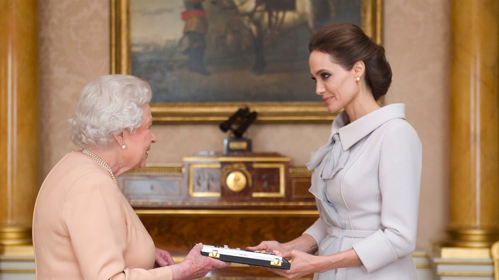 articles/2014/10/11/wtf-is-damgelina-doing-at-the-palace/141010-angelina-jolie-dame-cheat_vutzzr