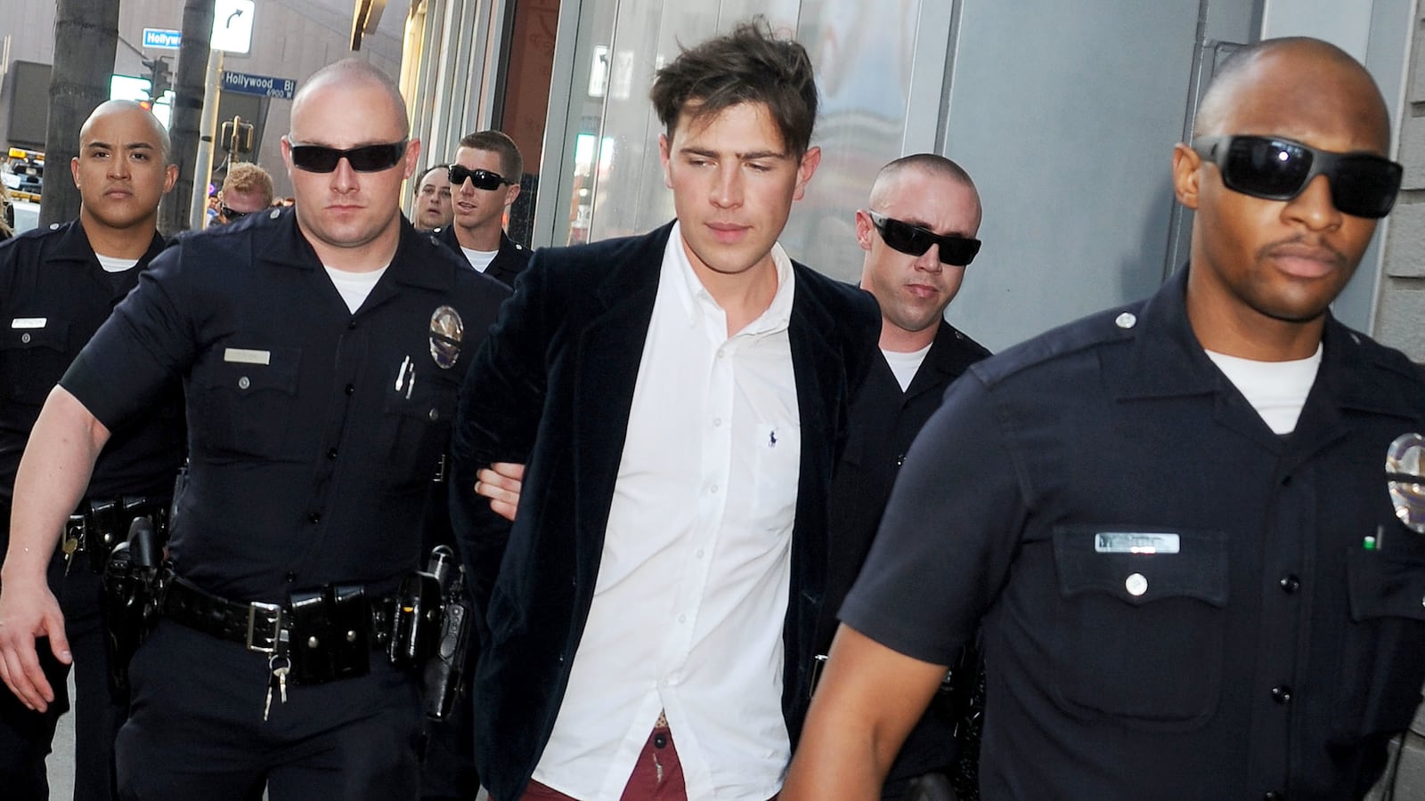 articles/2014/05/29/an-analysis-of-vitalii-sediuk-s-pranks-he-s-the-guy-who-touched-brad-pitt/140529-vitalii-sediuk-zimmerman-tease_mqjdft