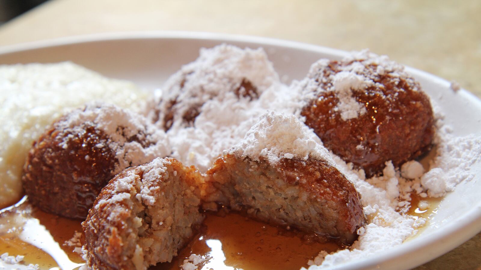 articles/2014/04/06/the-hunt-for-new-orleans-s-secret-dish/140404-roadfood-nola_pjhnnh