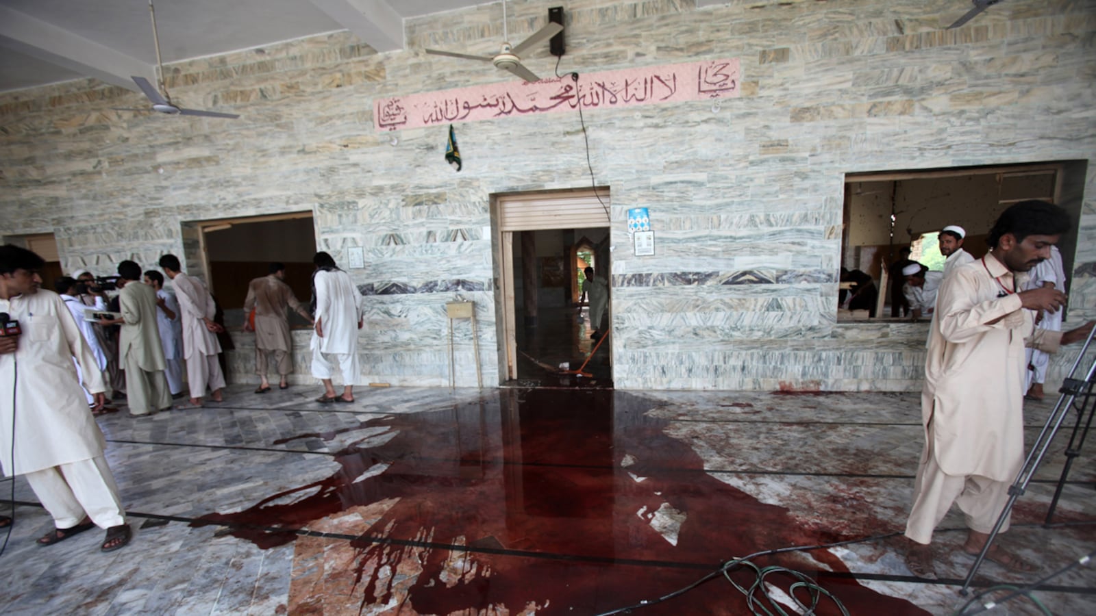 cheats/2011/08/19/pakistan-mosque-bomb-kills-40/pakistan-suicide-bombing-cheat_ny6ic1