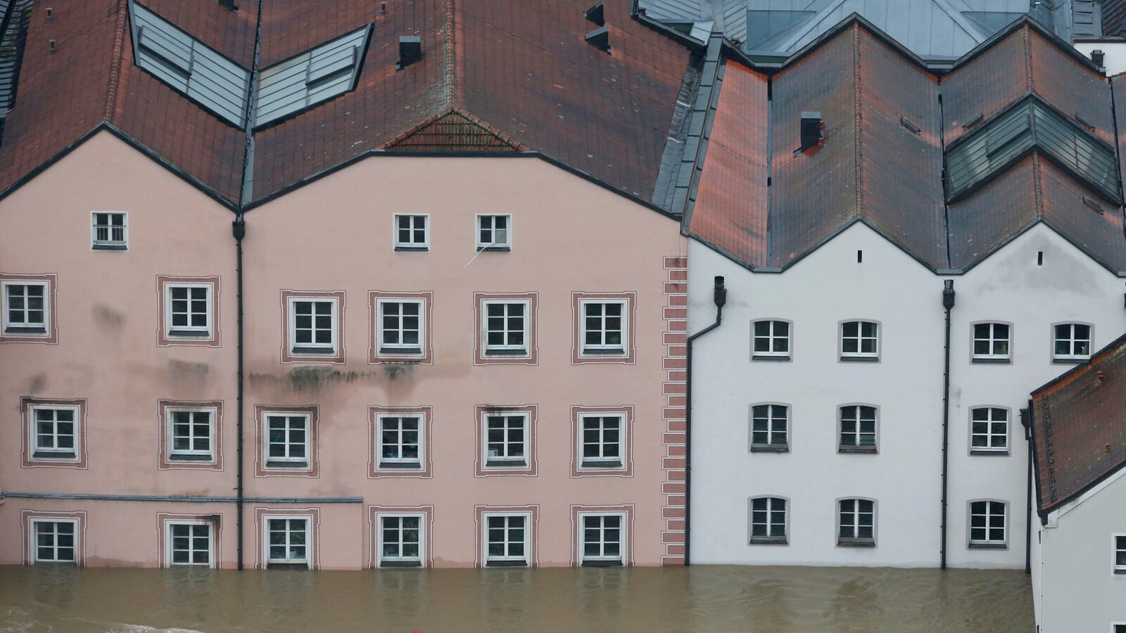 cheats/2013/06/03/four-dead-in-central-europe-floods/130603-europe-flooding-cheat_vkq4w8
