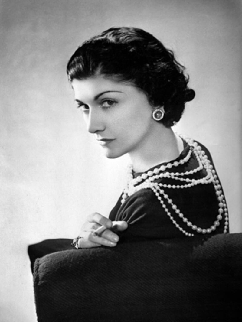 galleries/2010/06/21/smoking-femmes/french-smoking---chanel_uudfu6