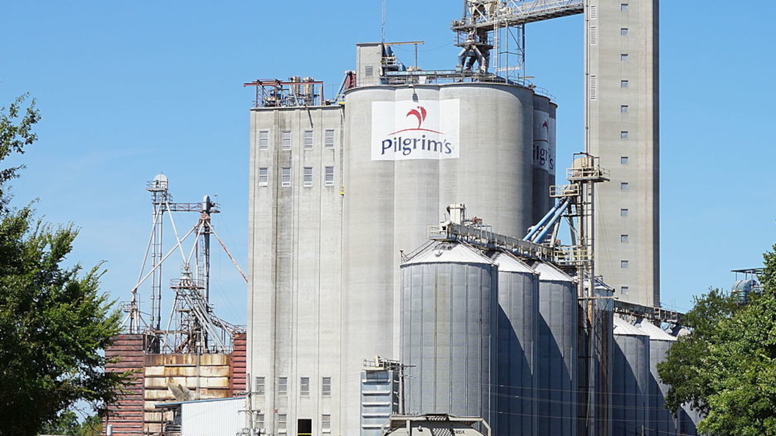 1599px-Pittsburg_August_2015_10__Pilgrim_s_Pride_feed_mill_rvop2i