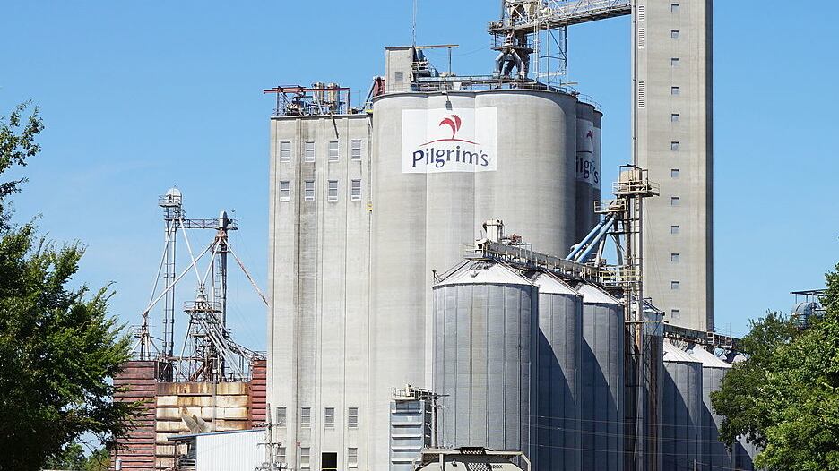 1599px-Pittsburg_August_2015_10__Pilgrim_s_Pride_feed_mill_rvop2i