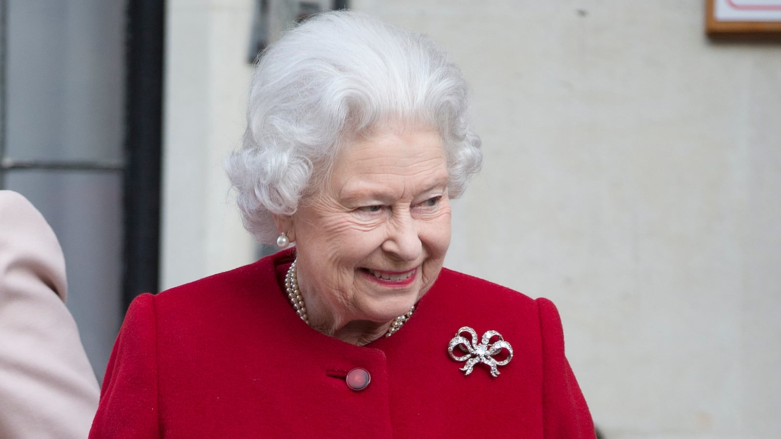 cheats/2013/03/04/queen-remains-in-hospital/130204-queen-leaves-hospital-cheat_xpguo5