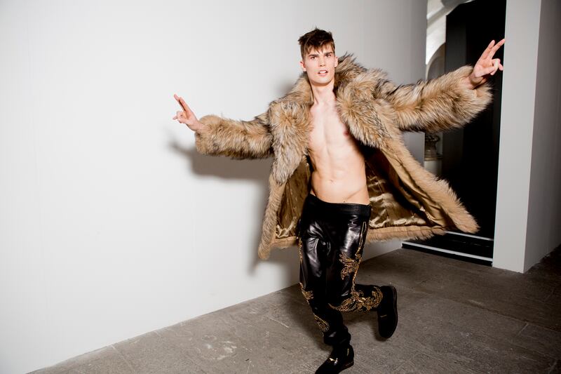 galleries/2013/01/16/backstage-at-men-s-fashion-week-in-milan-2013-photos/milan-mens-backstage-wrap24_niue0x