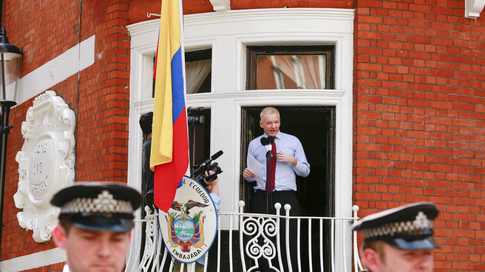 cheats/2016/02/03/julian-assange-may-surrender-friday/160203-julian-assange-surrender-cheat_h6vazd