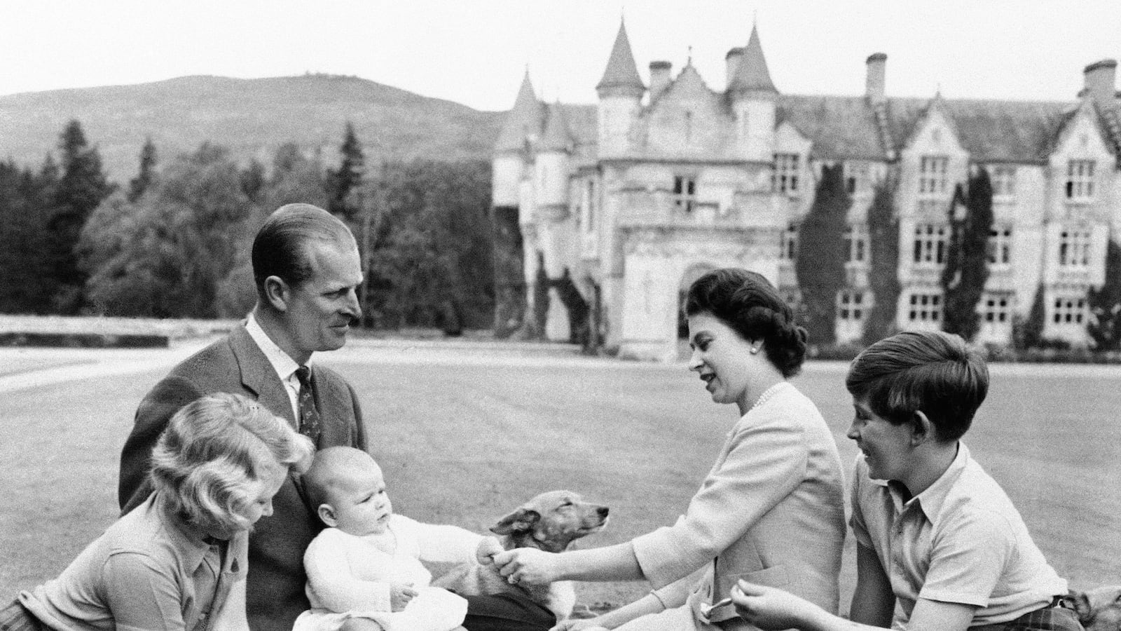 articles/2013/11/20/queen-and-prince-philip-celebrate-66th-wedding-anniversary/queen-elizabeth-ii-sixties-3_hmpwkm