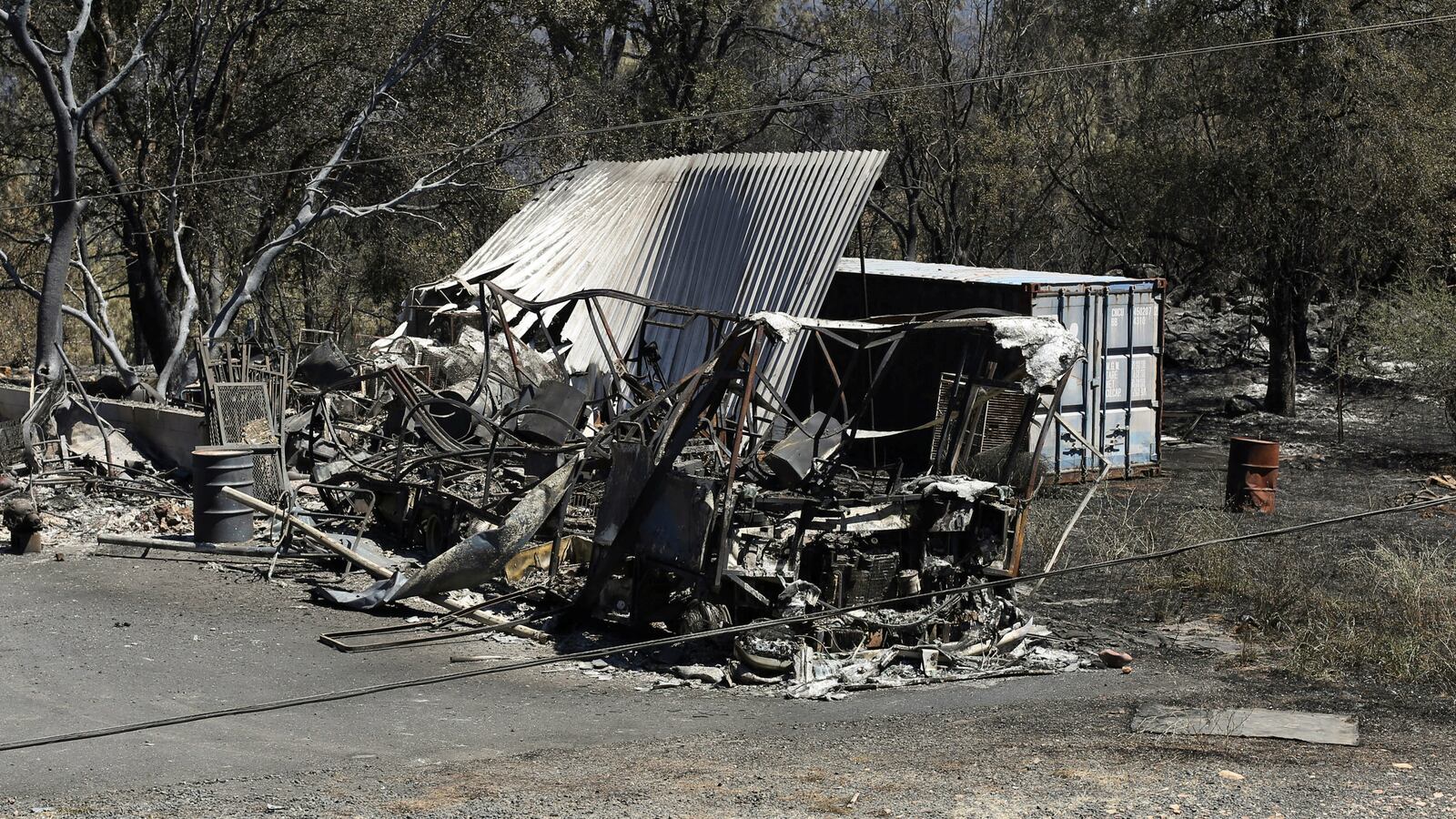 california-power-lines-fire_zdetd6
