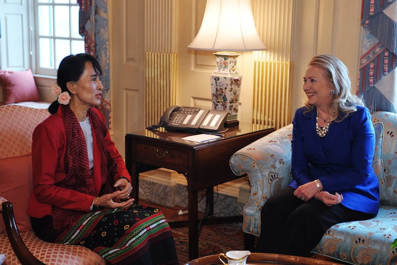 articles/2012/09/18/hillary-clinton-receives-burma-s-aung-san-suu-kyi-during-us-visit/suu-kyi-comes-to-america-verger_gofrbd