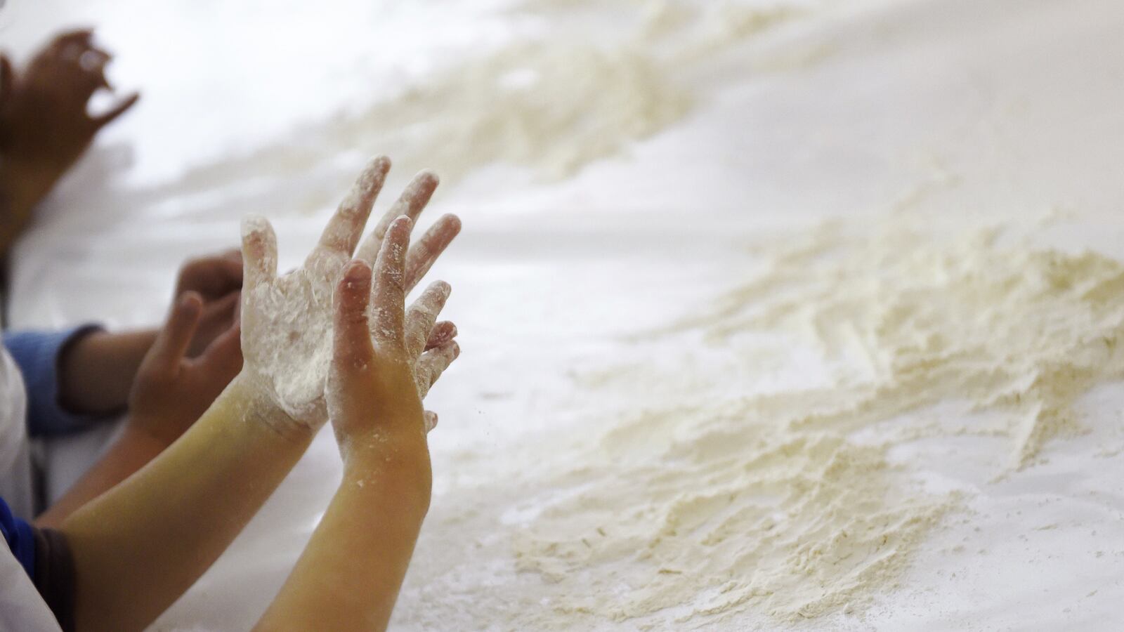 videos/2016/06/01/general-mills-flour-may-be-linked-to-e-coli/160601-Place-general-mills-flour-recall-e-coli-Tease_lrlwxy