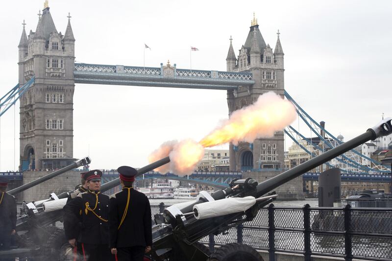 articles/2012/06/02/pomp-pageantry-jubilee-begins/gun-salute_qcejpv