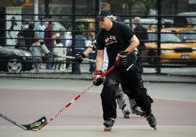 galleries/2010/01/03/sarandon-and-robbins-split/robbins-saradon-split---street-hockey-game_xqzo55