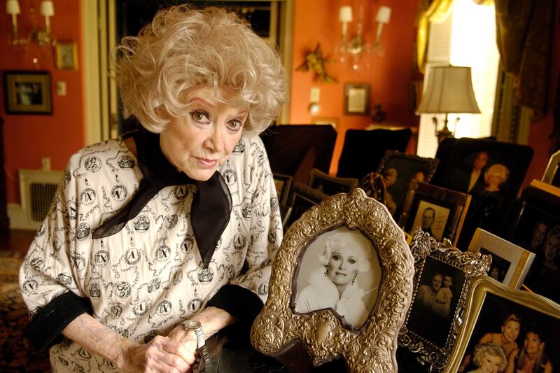 galleries/2012/12/28/whitney-houston-tony-scott-more-celebrities-who-died-in-2012-photos/celebrity-deaths-2012-phyllis-diller_edbsck