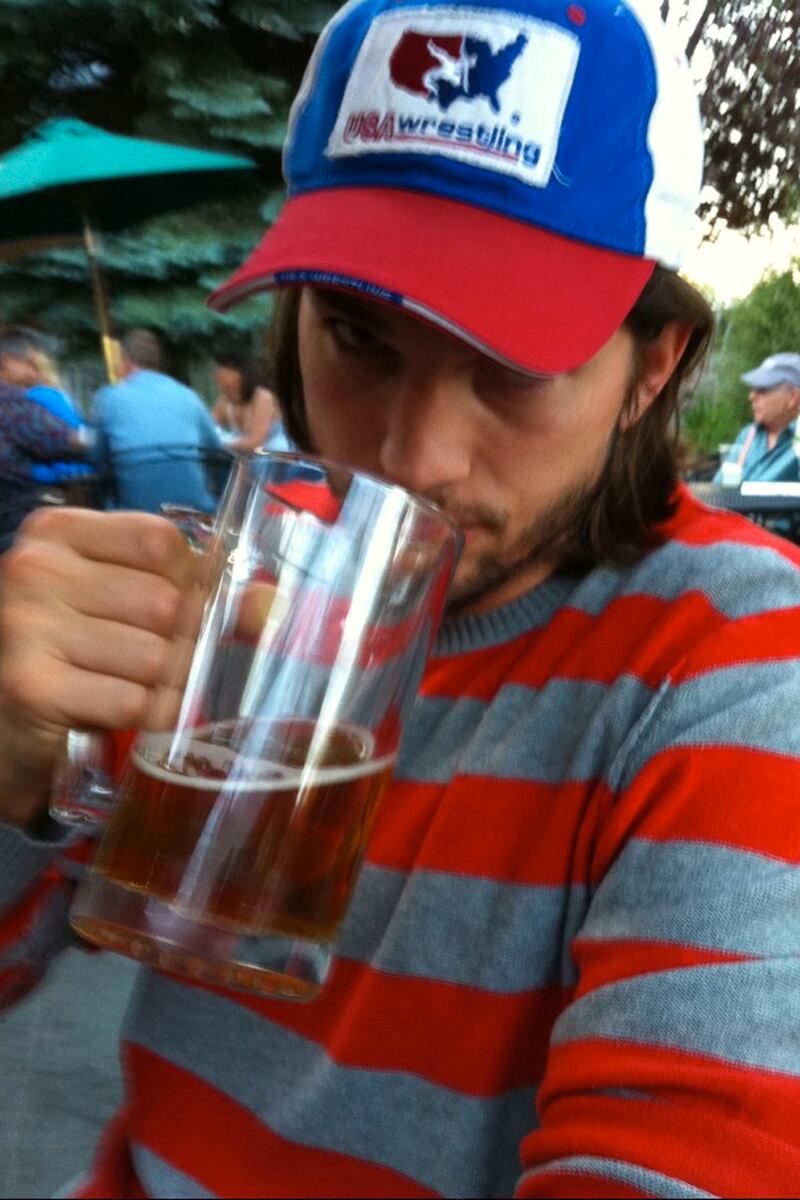 galleries/2011/07/17/best-celebrity-twitter-pictures/kutcher-best-celebrity-twitter-pictures_tljynt