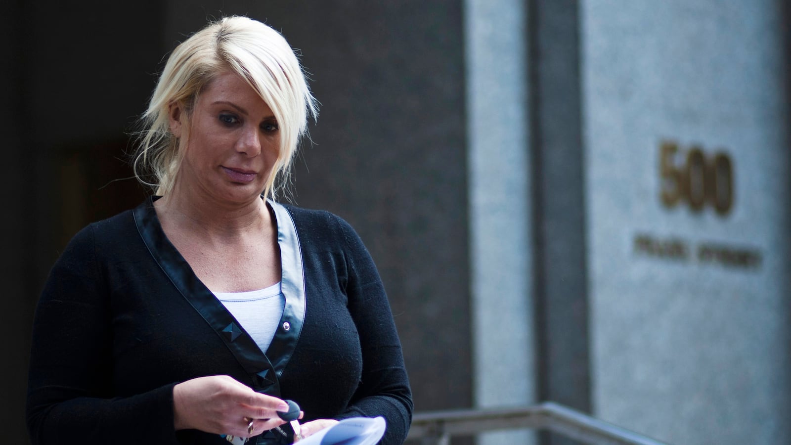 articles/2013/08/07/kristin-davis-self-styled-spitzer-madam-is-arraigned-on-drug-charges/130806-kristin-davis-arrest-daly-tease_xu4wfv