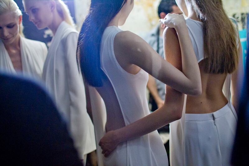 galleries/2011/10/06/backstage-paris-fashion-week-photos/backstage-paris-fashion-week-14_l80nym