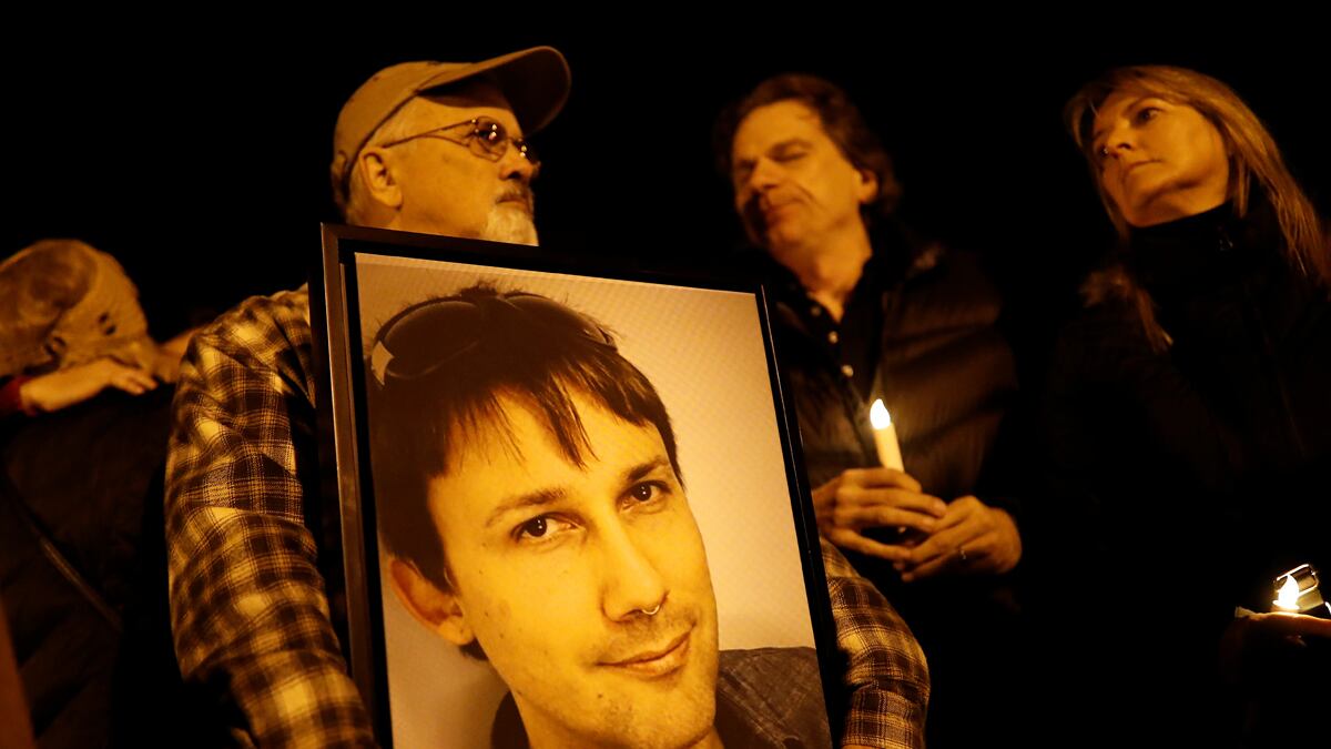 cheats/2016/12/06/fire-victims-texted-family-before-dying/161206-oakland-fire-victims-cheat_gllkia