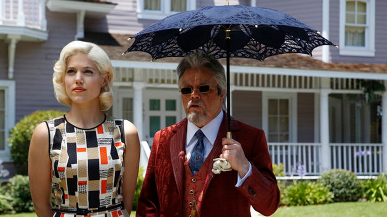 articles/2012/10/26/mockingbird-lane-nbc-s-munsters-remake-offers-eerie-charms/lacob-mockingbird-lane-tease_b8fvfm