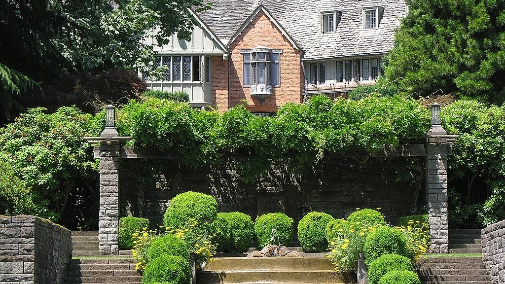 Lewis___Clark_College__Frank_Manor_House__View_from_Reflecting_Pool_mzahkg