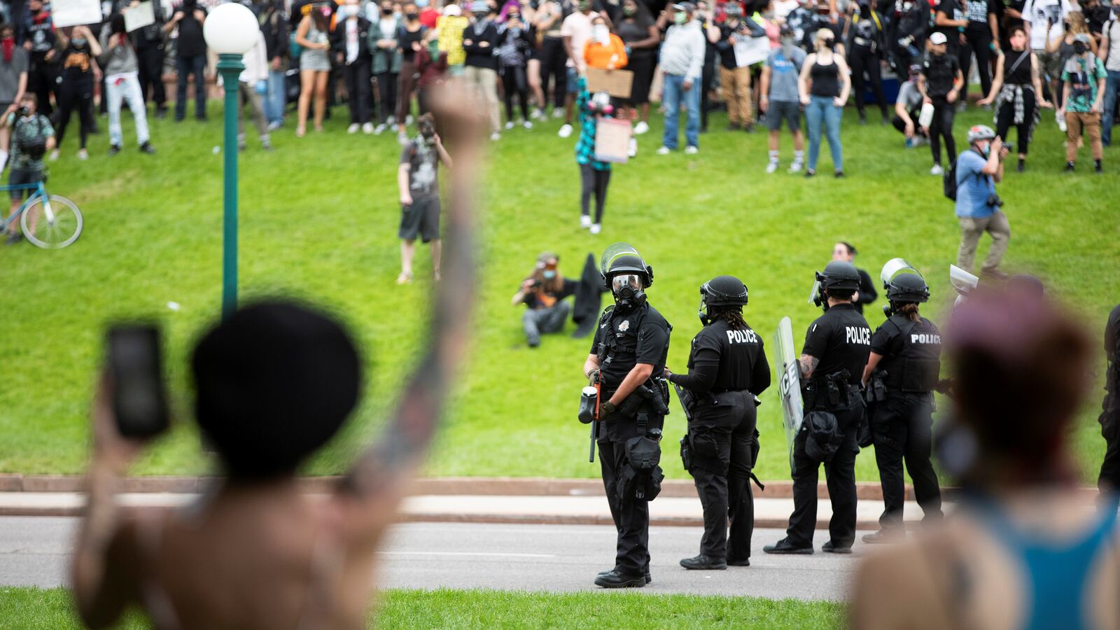 2020-05-31T012546Z_1473100138_RC2DZG9G2610_RTRMADP_3_MINNEAPOLIS-POLICE-PROTESTS-DENVER_xzjpb2