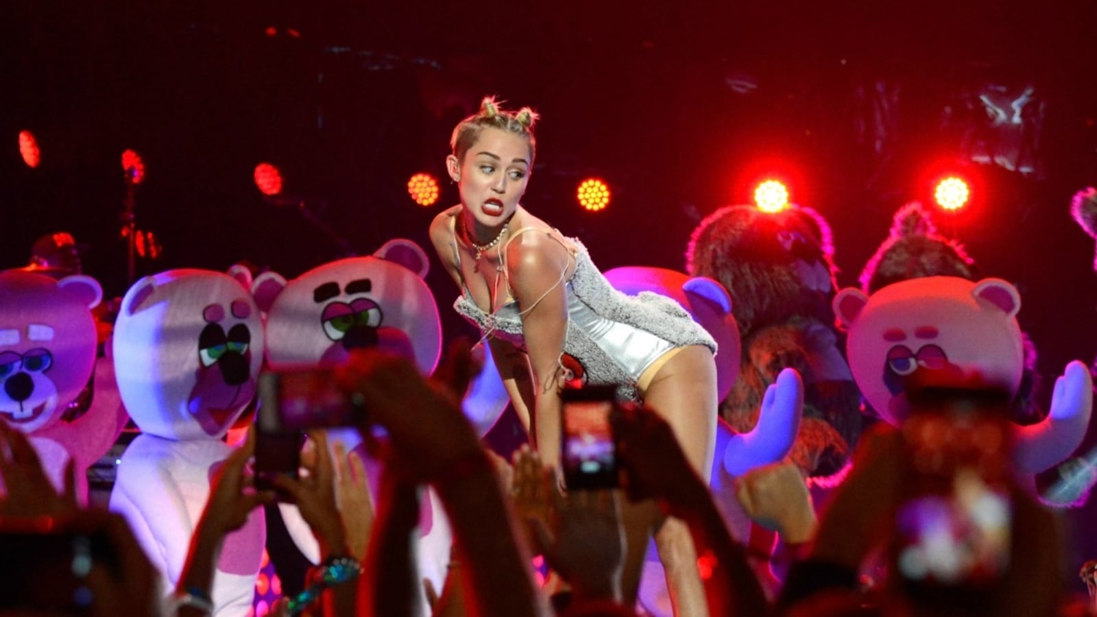 articles/2013/08/26/miley-cyrus-s-vma-performance-was-ridiculous-but-it-wasn-t-racist/miley-cyrus-racist-tease_iqfz5z