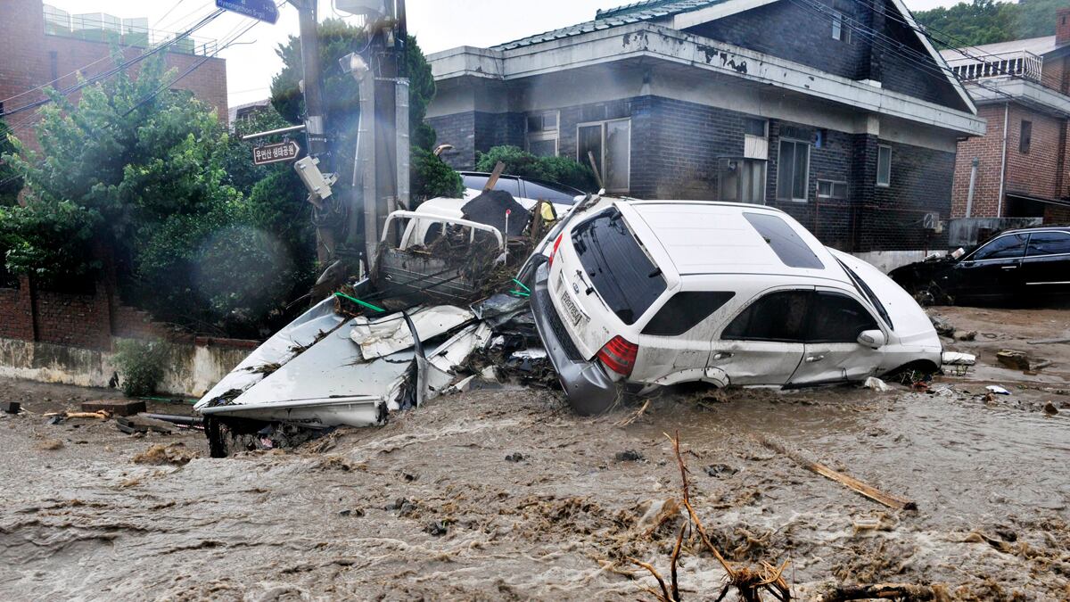 cheats/2011/07/27/south-korea-landslide-kills-32/south-korea-landslide-cheat_xjphuh