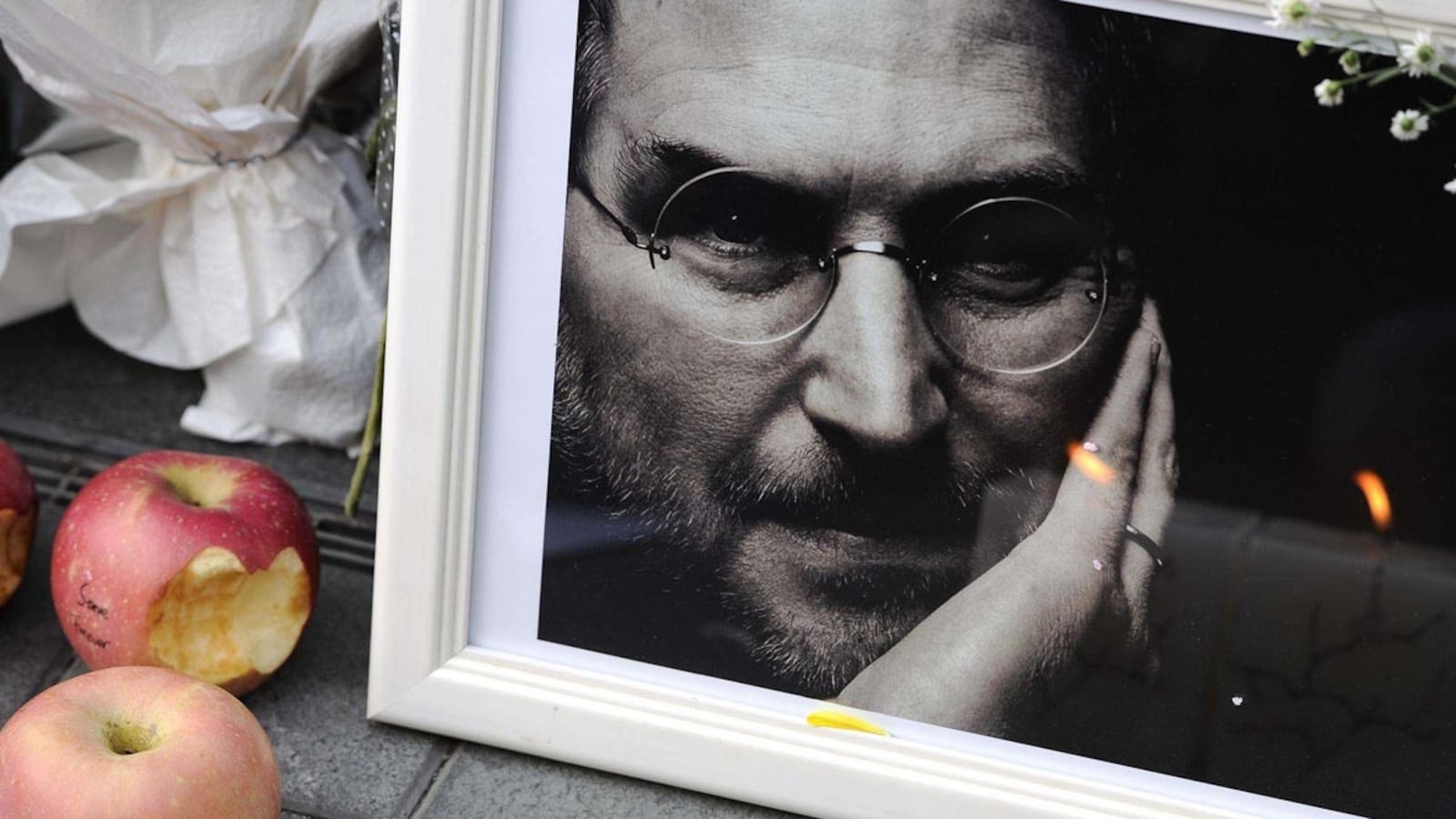 articles/2011/10/06/steve-jobs-dies-the-daily-beast-s-full-coverage-photos-video/steve-jobs-wrap_s7f1ob